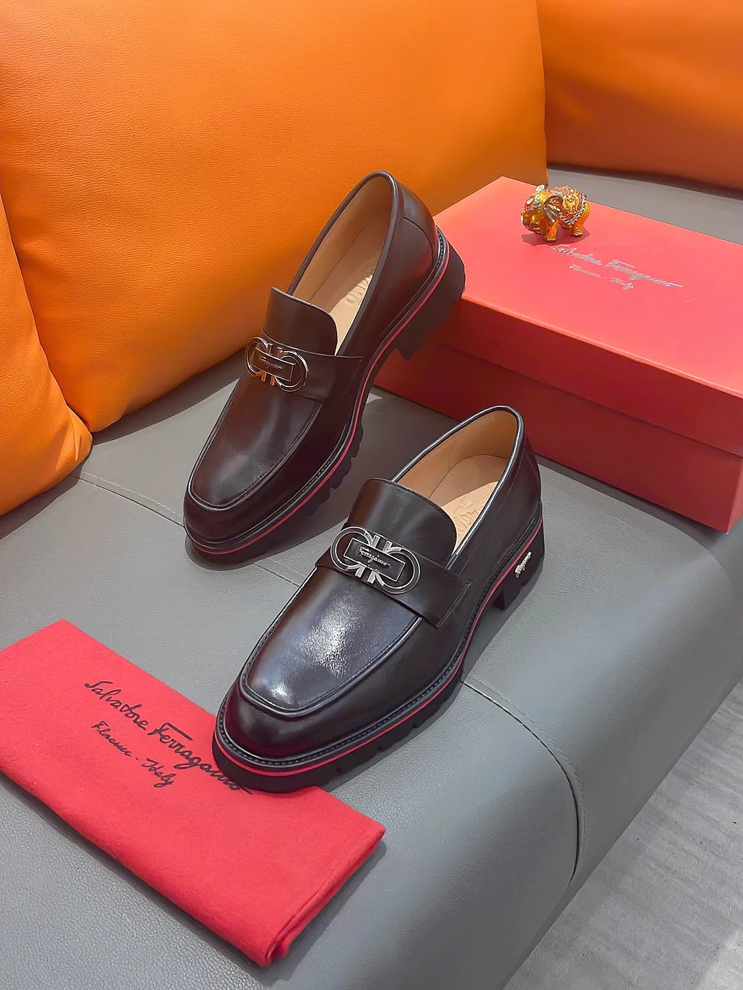 Men's shoes FERRAGAMO "Ferragamo" P540 Regular size: 39-44 (38, 45, 46, 47 customized) (suit shoes) Product materials: Selected first-layer cowhide upper, imported sheepskin lining; original outsole.